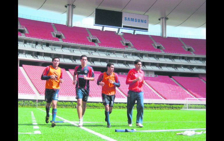 Chivas entrenó ayer en el Estadio Omnilife como preparación a su enfrentamiento de mañana ante Jaguares de Chiapas. ESPECIAL  /