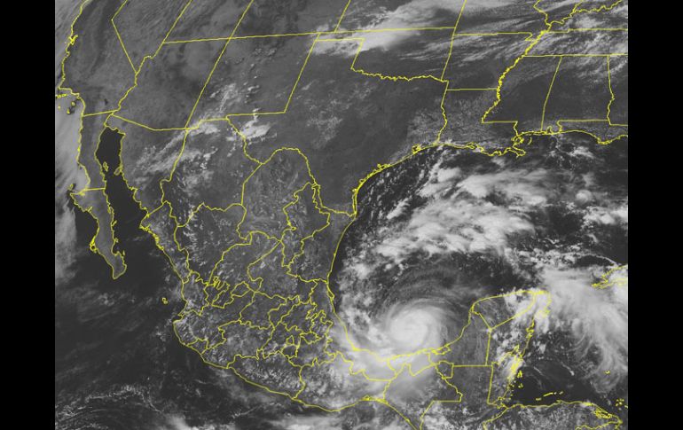 Imagen satelital de este jueves que muestra el avance de 'Karl' en el Golfo de México. AP  /