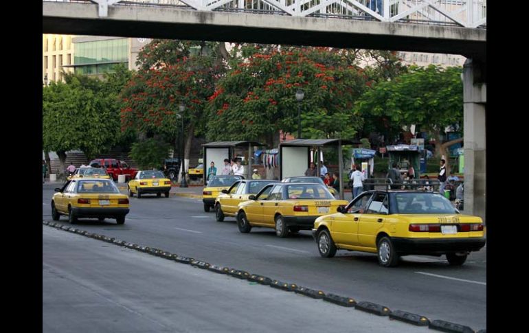 Tras los incrementos en las tarifas del transporte público, el gremio de taxistas exige el aumento en el precio del servicio.E. PACHECO  /