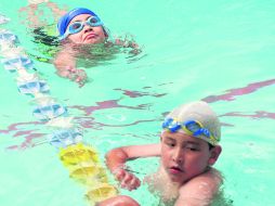 Niños de las categorías desde Infantiles hasta Primera Fuerza que pertenecen a la academia de natación. ESPECIAL  /