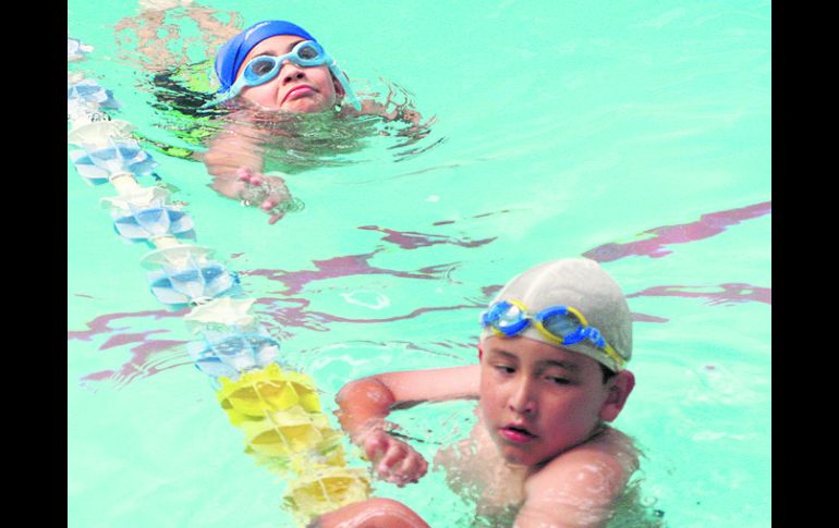 Niños de las categorías desde Infantiles hasta Primera Fuerza que pertenecen a la academia de natación. ESPECIAL  /