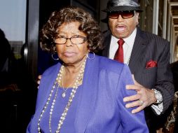 Katherine Jackson solicita una indemnización por un monto no especificado a nombre de ella y de los tres hijos de Jackson. AP  /