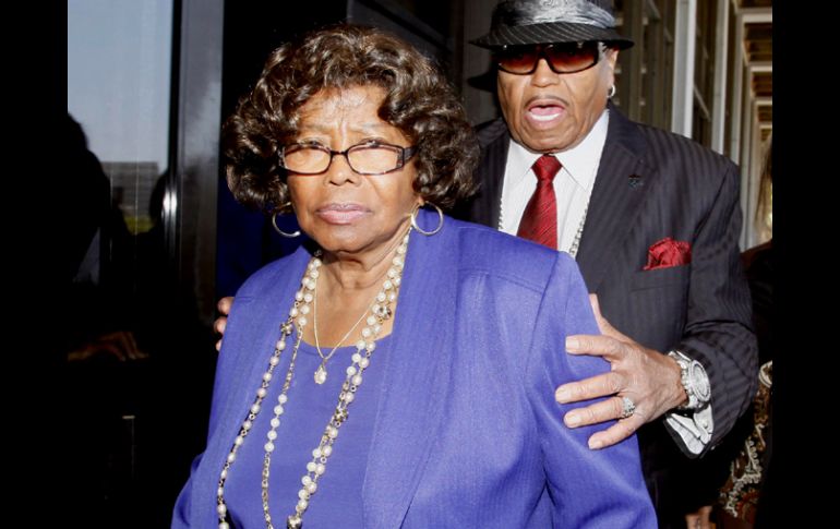 Katherine Jackson solicita una indemnización por un monto no especificado a nombre de ella y de los tres hijos de Jackson. AP  /