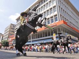 En el desfile en el Centro tapatío participaron más de tres mil 600 personas. S. NÚÑEZ  /