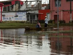 Debido al estancamiento de lluvias en Tlacotalpan, el único medio de transporte, por ahora, son las lanchas. AFP  /