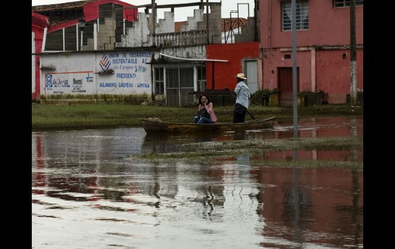 Debido al estancamiento de lluvias en Tlacotalpan, el único medio de transporte, por ahora, son las lanchas. AFP  /