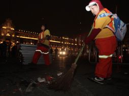 Trabajadores de limpieza recolectan basura y residuos generados tras la celebración del Bicentenario de la Independencia. EL UNIVERSAL  /