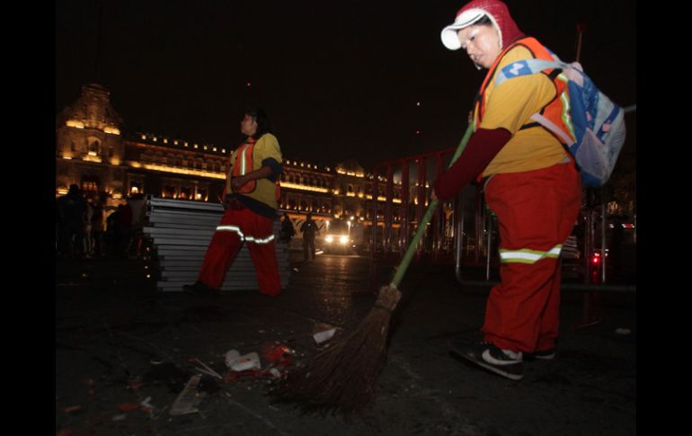 Trabajadores de limpieza recolectan basura y residuos generados tras la celebración del Bicentenario de la Independencia. EL UNIVERSAL  /