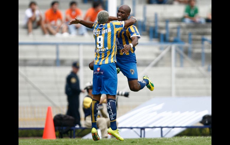 Foto de acción de los jugadores de San Luis festejando el triunfo ante Pumas. JAMMEDIA  /