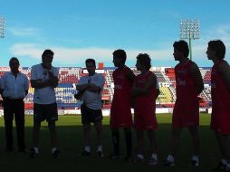 Eduardo Bacas (centro) durante su primer entrenamiento con el Atlante. MEXSPORT  /