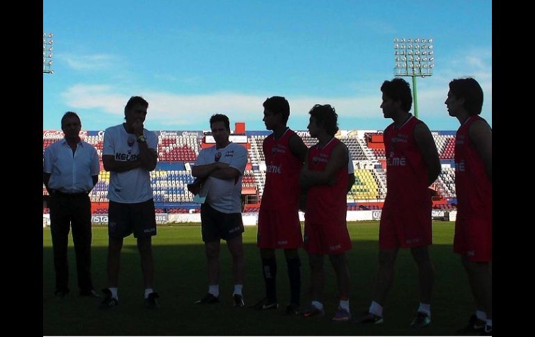 Eduardo Bacas (centro) durante su primer entrenamiento con el Atlante. MEXSPORT  /