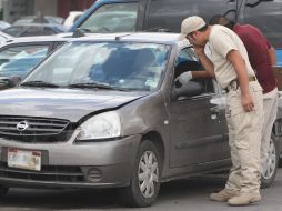 Peritos analizan el auto en que los fotógrafos fueron atacados. EFE  /