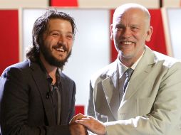 El productor y actor John Malkovich (d), junto al realizador Diego Luna (i), durante su participación en San Sebastián. EFE  /