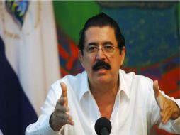 El ex presidente de Honduras Manuel Zelaya habla durante una rueda de prensa en Managua. EFE  /