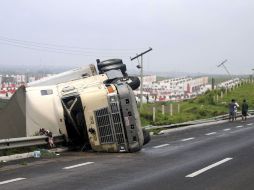 Un camión fue volteado por el fuerte viento en una carretera en Chachalacas, Veracruz. REUTERS  /