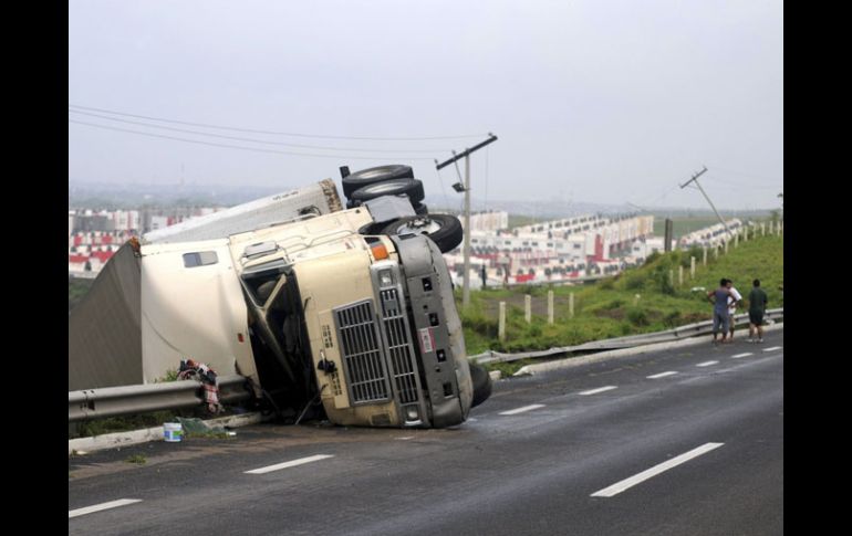 Un camión fue volteado por el fuerte viento en una carretera en Chachalacas, Veracruz. REUTERS  /