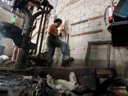 Además de viviendas, el nivel del agua también afectó a negocios, como un taller mecánico que se observa en la imagen. A. GARCÍA  /