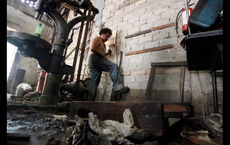 Además de viviendas, el nivel del agua también afectó a negocios, como un taller mecánico que se observa en la imagen. A. GARCÍA  /