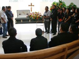 Amigos, colegas y familiares de Luis Carlos Santiago Orozco acuden al velorio a darle el último adiós. REUTERS  /