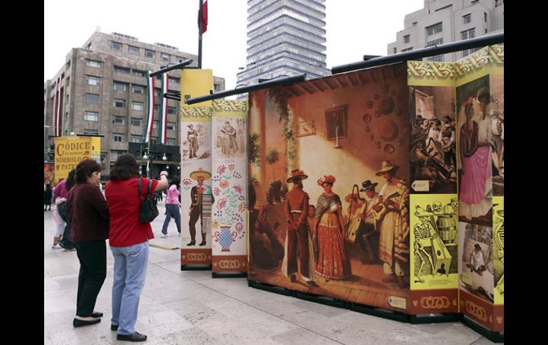 Algunas personas aprovechan para visitar sitios culturales tras los festejos del Bicentenario. EL UNIVERSAL  /