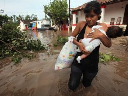 Habitantes quedan atrapados e incomunicados tras el paso de “Karl”, que horas después se convirtió en tormenta tropical. EL UNIVERSAL  /