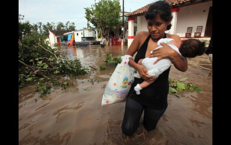 Habitantes quedan atrapados e incomunicados tras el paso de “Karl”, que horas después se convirtió en tormenta tropical. EL UNIVERSAL  /