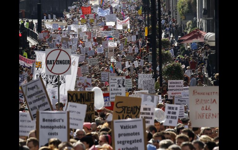 Manifestantes protestan contra la visita del Papa Benedicto XVI. Se reúnen para una marcha en Hyde Park, Londres. REUTERS  /