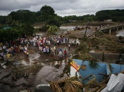 La crecida del Río Cotaxtla pasó como una ola gigantesca por la cabecera municipal, con saldo de tres muertos y cinco desaparecidos. AP  /