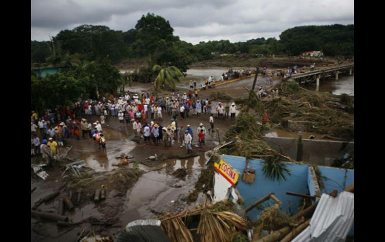 La crecida del Río Cotaxtla pasó como una ola gigantesca por la cabecera municipal, con saldo de tres muertos y cinco desaparecidos. AP  /