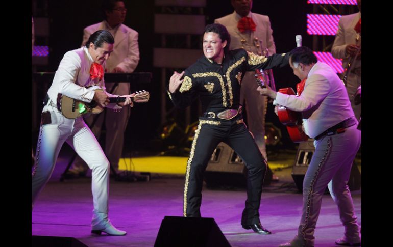 Fernández, el primero en subir al escenario del Mandalay Bay Events Center. ARCHIVO  /