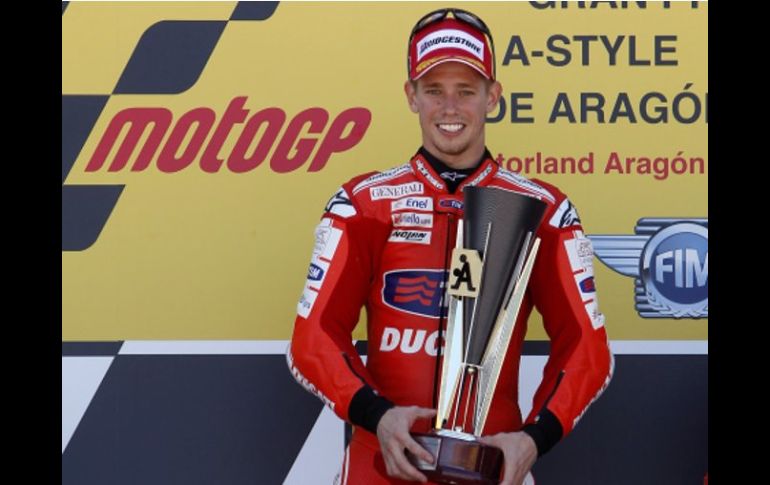 El australiano Casey Stoner sube a lo más alto del podio y gana el Gran Premio de Aragón en Moto GP. REUTERS  /