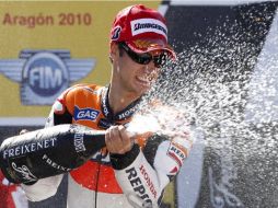 El pilot español Daniel Pedrosa en el podio festejando su segundo lugar del GP de Aragón. AP  /