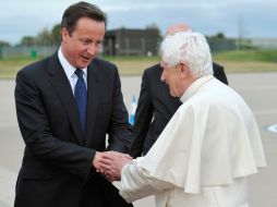 D. Cameron y Benedicto XVI en el aeropuerto internacional del Reino Unido momentos antes de que el pontífice regresara a Roma. REUTERS  /