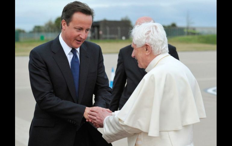 D. Cameron y Benedicto XVI en el aeropuerto internacional del Reino Unido momentos antes de que el pontífice regresara a Roma. REUTERS  /