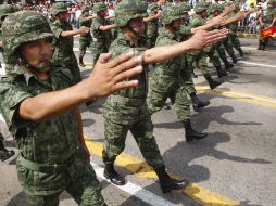 En el desfile participaron diversos grupos militares. ARCHIVO  /