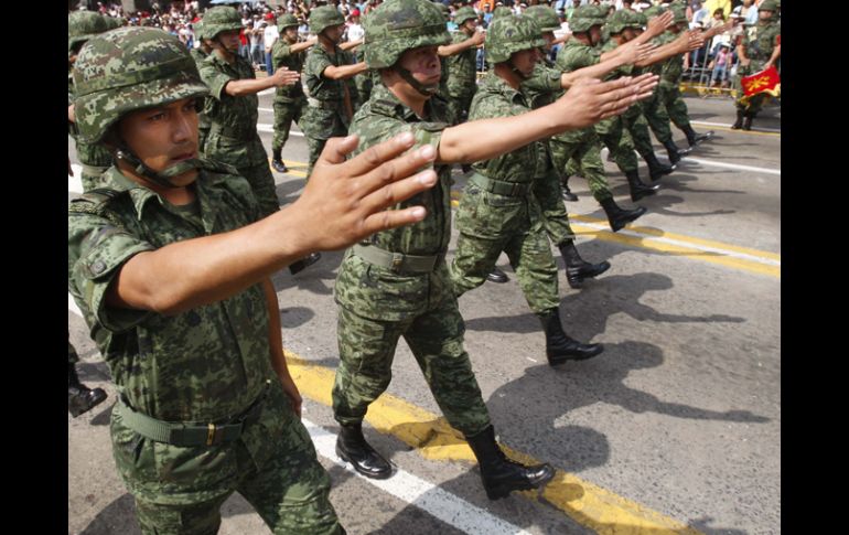 En el desfile participaron diversos grupos militares. ARCHIVO  /