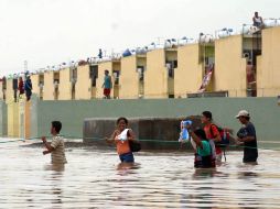 Personas salen de sus hogares inundados en un fraccionamiento de Xalapa, Veracruz. EL UNIVERSAL  /