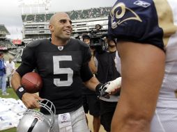 Bruce Gradkowski (5) sonríe después de ganar el partido ante los Carneros. AP  /