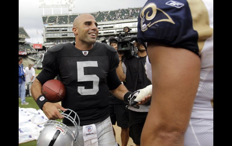 Bruce Gradkowski (5) sonríe después de ganar el partido ante los Carneros. AP  /