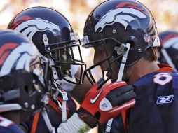 El novato Demaryius Thomas (izq) felicita a  Kyle Orton tras una anotación. AP  /