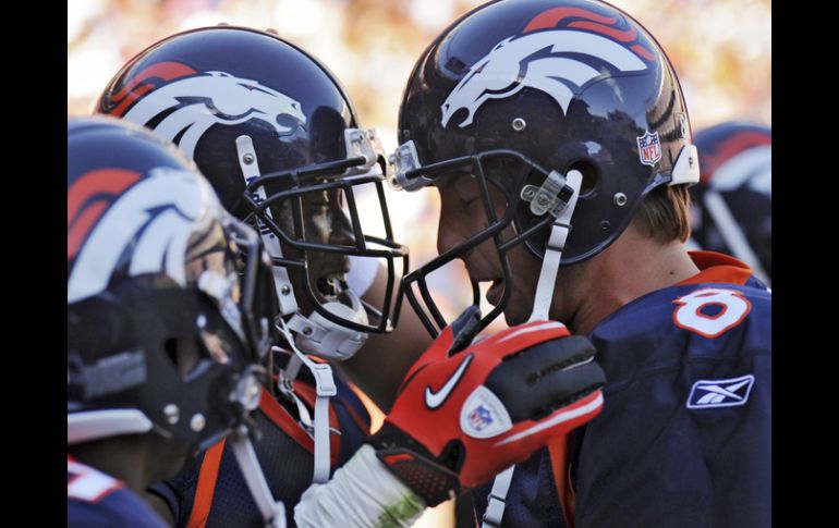 El novato Demaryius Thomas (izq) felicita a  Kyle Orton tras una anotación. AP  /