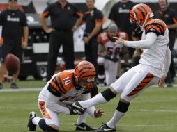 Mike Nugent (de pie) contribuyó con 5 goles de campo en la victoria sobre los Cuervos. AP  /