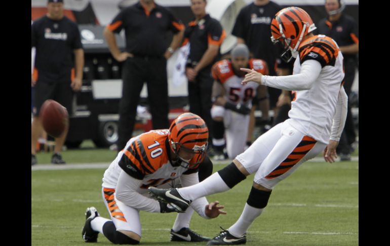 Mike Nugent (de pie) contribuyó con 5 goles de campo en la victoria sobre los Cuervos. AP  /