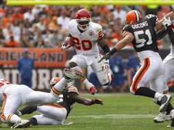 Thomas Jones (20) durante un acarreo de pelota. REUTERS  /