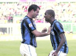 Samuel Eto’o, del Inter, festeja uno de sus goles con su compañero Stankovic. AP  /