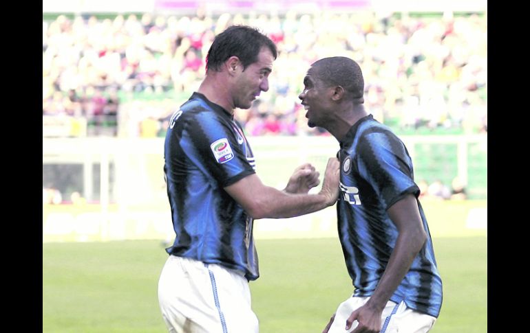 Samuel Eto’o, del Inter, festeja uno de sus goles con su compañero Stankovic. AP  /