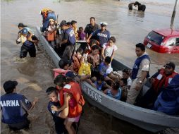 Miembros de la Marina auxilian hoy a varias personas, tras las recientes inundaciones en Boca del Río, Veracruz. EFE  /