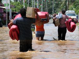 Mientras Protección Civil lleva ayuda humanitaria, la población rescata sus pertenencias. EL UNIVERSAL  /