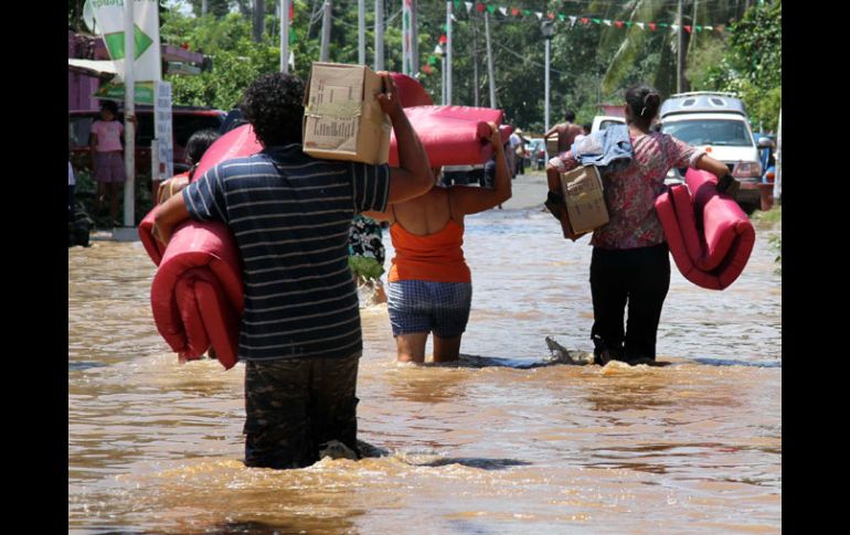 Mientras Protección Civil lleva ayuda humanitaria, la población rescata sus pertenencias. EL UNIVERSAL  /