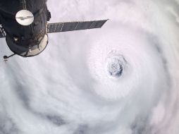 En la imagen facilitada por la NASA se puede apreciar el tamaño del ojo del huracán. AFP  /